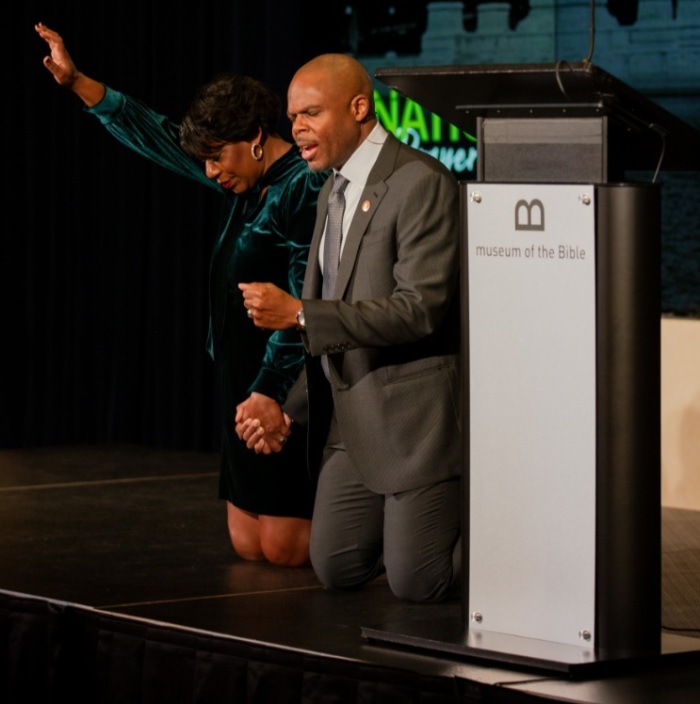 Pastor James E. Ward and his wife, Shannon, invite attendees at the National Prayer Altar service at the Museum of the Bible in in Washington, D.C., to kneel and pray with them on Nov. 2, 2002. 