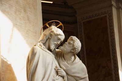 The statue sculpted by Ignazio Jacometti (1854) represents Judas kissing Jesus Christ as a sign of betrayal.