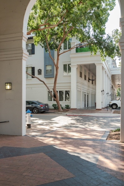 The streetscape in Las Colinas feels vaguely Mediterranean. 