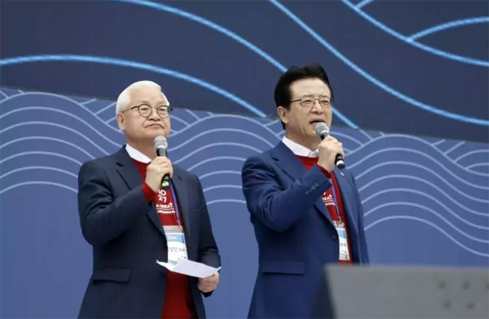 The Rev. Oh of Sarang Church (right) spoke to attendants of the joint worship service in Seoul, South Korea, on Oct. 27, 2024. 