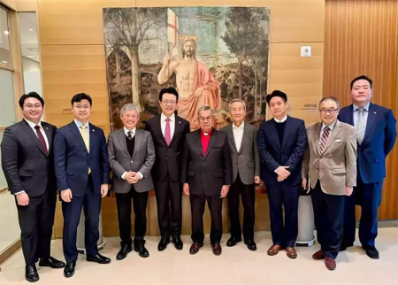 The Rev. Junghyun “John” Oh (fourth from the left), Bp Tendero (middle) and others take a commemorative photo after discussing the WEA General Assembly plans at SaRang Church on March 30, 2024. 