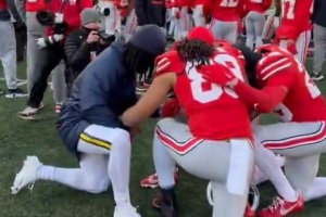 Michigan, Ohio State players huddle in prayer as postgame fight breaks out