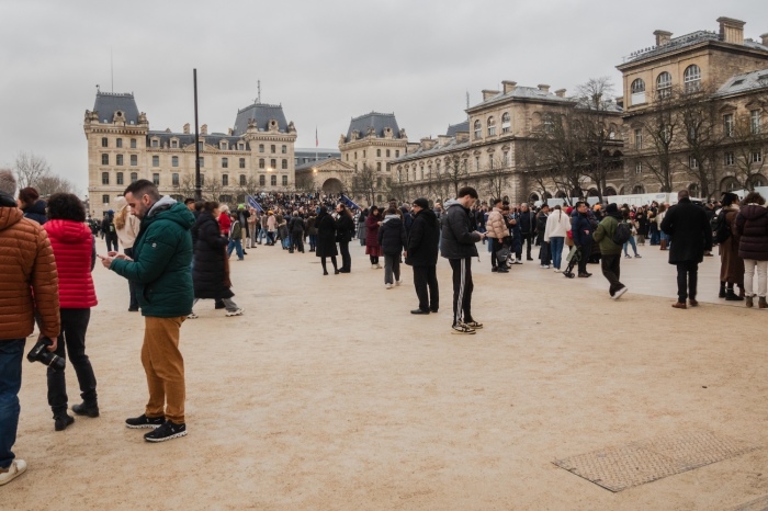 The long line was waiting for visitors to enter the Notre Dame Cathedral on Christmas. 