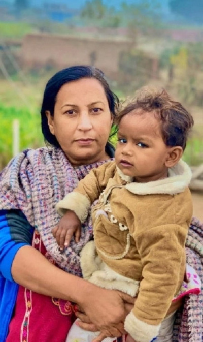 Shazia Younis, com o neto, ganhou fiança em 16 de janeiro de 2025, em um caso de blasfêmia injusta no Paquistão.