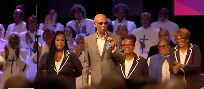 కిర్బీజోన్ కాల్డ్వెల్ ఆగస్టు 3, 2025 న టెక్సాస్‌లోని హ్యూస్టన్‌లోని విండ్సర్ విలేజ్ చర్చికి తిరిగి వస్తాడు, చర్చి సభ్యులను మోసం చేసిన ఆరోపణతో జైలు నుండి విడుదలైన తరువాత సమాజానికి తన పాస్టర్‌గా నాయకత్వం వహించాడు. 