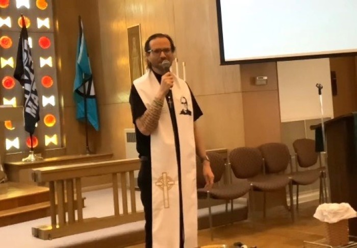 పాస్టర్ జోనాథన్ బార్కర్ నవంబర్ 24, 2024 న విస్కాన్సిన్‌లోని కేనోషాలోని గ్రేస్ లూథరన్ చర్చిలో మాట్లాడారు. 