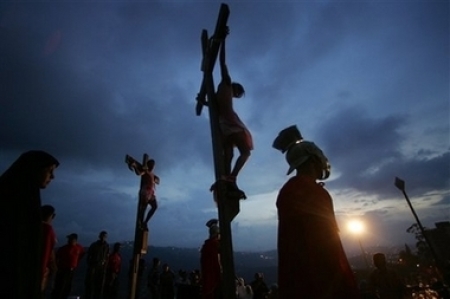 Actors reenact the crucifixion of Jesus Christ, center, during Good Friday in Caracas, Friday, April 6, 2007.