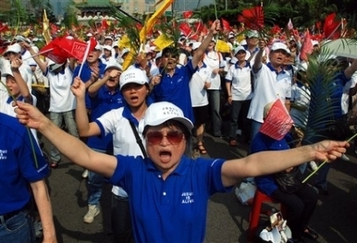 Taiwanese Christian gather to sing choral in the global day of prayer, Sunday, May 27, 2007, in Taipei, Taiwan