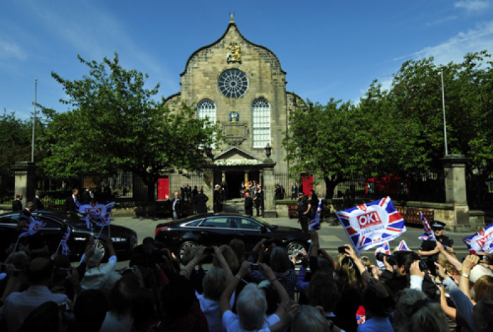 Guests arrive before the marriage of Britain's Zara Phillips, the eldest granddaughter of Queen Elizabeth, and England rugby captain Mike Tindall, at Canongate Kirk in Edinburgh, Scotland, July 30, 2011.