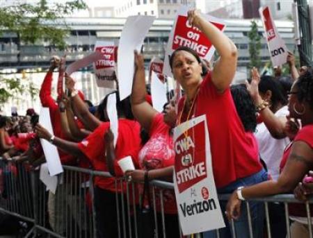 Workers rally outside Verizon headquarters in New York August 8, 2011.