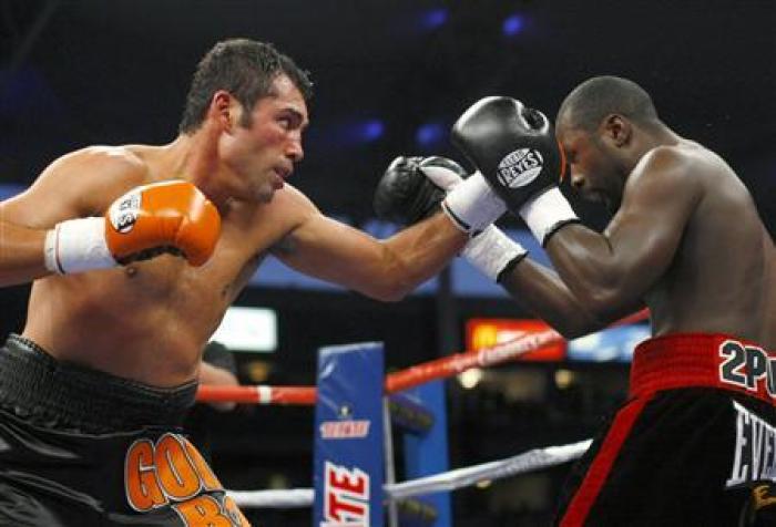 Oscar De La Hoya (L) connects with a punch to the head of Steve Forbes during the their non-title 12-round bout in Carson, California May 3, 2008.