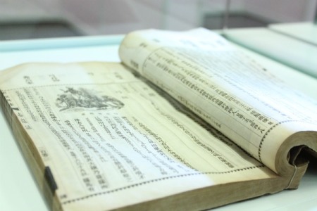 The Chinese Bible Dictionary is displayed at the traveling Chinese Bible exhibition in Washington, D.C., Sept. 29, 2011.