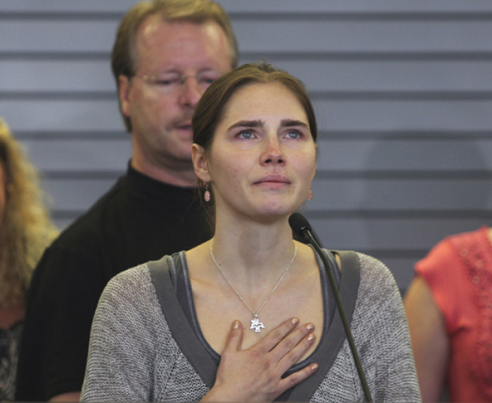 Amanda Knox pauses emotionally while speaking during a news conference at Sea-Tac International Airport, Washington after landing there on a flight from Italy, October 4, 2011. Amanda Knox returned home to Seattle one day after an Italian court cleared the 24-year-old college student of murder and freed her from prison.