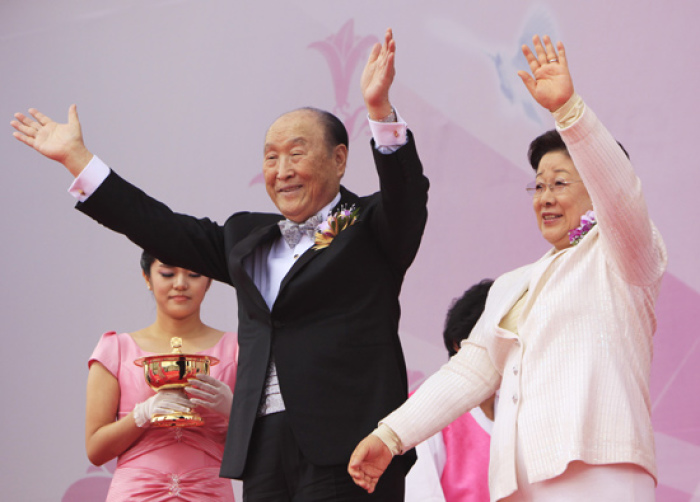 South Korean evangelist Reverend Moon Sun-myung and his wife Han Hak-ja (R) bless newlyweds during a mass wedding ceremony at Sun Moon University in Asan, south of Seoul October 14, 2009.