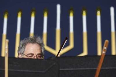 Credit : Violinist Itzhak Perlman performs during a National Hanukkah Menorah lighting ceremony to mark the first night of Hanukkah in Washington December 1, 2010