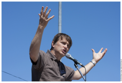 Evangelist Andrew Palau delivers a message to inmates at Folsom State Prison.