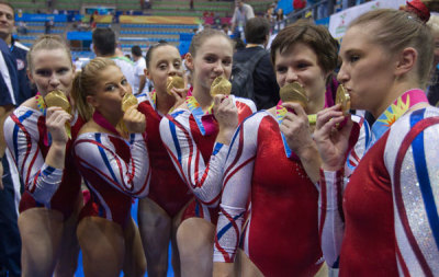 Bridget Sloan (L), Shawn Johnson (2nd L), Grace McLaughlin (3rd L), Bridgette Caquatto (C), Brandie Jean Jay and Jessie Rae Deziel of the U.S. kiss their gold medals won in women's team gymnastics at the Pan American Games in Guadalajara, October 24, 2011.