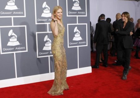 Actress Nicole Kidman and her husband Keith Urban (R) arrive at the 55th annual Grammy Awards in Los Angeles, California February 10, 2013.