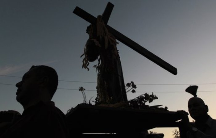 The faithful carry a statue of Jesus Christ during a Via Crucis (Stations of the Cross) procession at the Metropolitan Cathedral in Managua, March 15, 2013. Picture taken March 15, 2013.