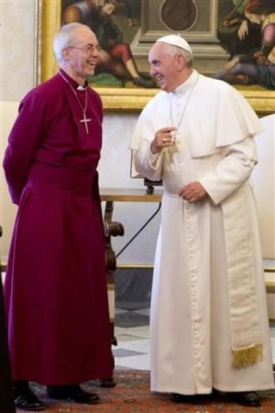 Pope Francis (R) talks with the Archbishop of Canterbury Justin Welby during a private audience at the Vatican June 14, 2013.