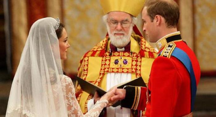 Britain's Kate Middleton and Prince William stand before Archbishop of Canterbury Rowan Williams on April 29, 2011.