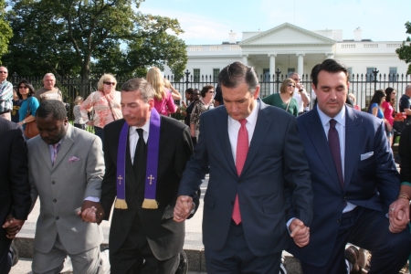 Pastor L. Frazier White, the Rev. Pat Mahoney, Sen. Ted Cruz (R-Texas), and Jordan Sekulow pray together in front of the White House for imprisoned Iranian-American Pastor Saeed Abedini.