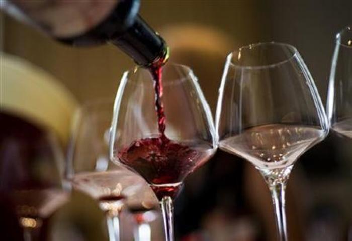 A waiter serves a glass of red wine from Spain during a tasting session at Vinexpo Asia-Pacific, the International Wine and Spirits Exhibition for the Asia-Pacific region, in Hong Kong May 28, 2008.