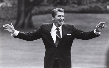 Credit : Former U.S. President Ronald Reagan, who forged a conservative revolution that transformed American politics, died on June 5, 2004 after a decade-long battle with Alzheimer's disease, U.S. media reported. Reagan is pictured waving to well-wishers on the s