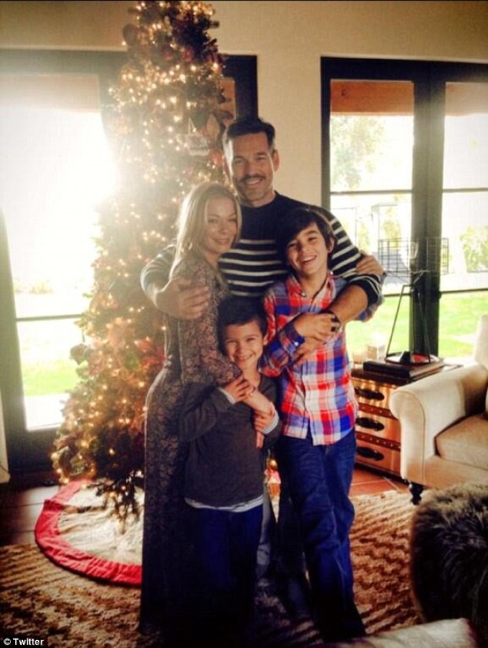 LeAnn Rimes, Eddie Cibrian pose in front of their Christmas tree.