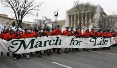 Participants in the annual March for Life rally pass the U.S. Supreme Court building in Washington, D.C., Jan. 25, 2013. The pro-life marchers on Friday marked the 40th anniversary of the Roe v. Wade U.S. Supreme Court ruling legalizing abortion, and Pope Benedict expressed support for the demonstrators.