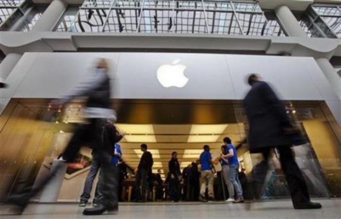 People walk by the Apple Store in the Eaton Centre shopping mall in Toronto, Canada, March 16, 2012. The new iPad went on sale on Friday in 10 countries, including the United States, Canada, Singapore, France and Britain.