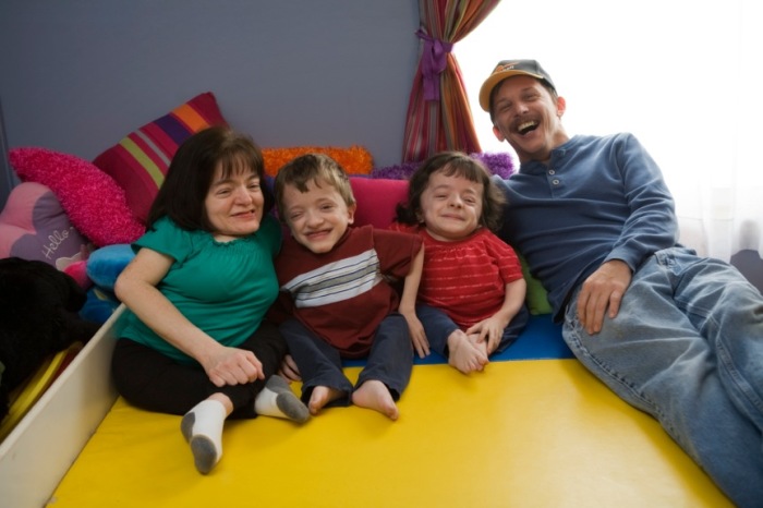 Melissa Davert and her twin children Austin and Michaela have brittle bone disease, which impedes natural skeletal growth, and those afflicted with it are more likely to break bones and develop infections. Each of them is no taller than three feet, and they use walkers and chairs to get around. The father, Ken, suffers from cerebral palsy.