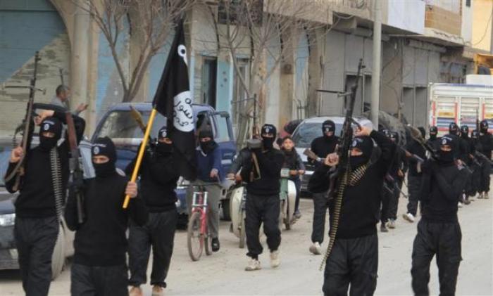 Fighters of the extremist group Islamic State of Iraq and the Levant carry their weapons during a parade at the Syrian town of Tel Abyad, near the border with Turkey January 2, 2014.