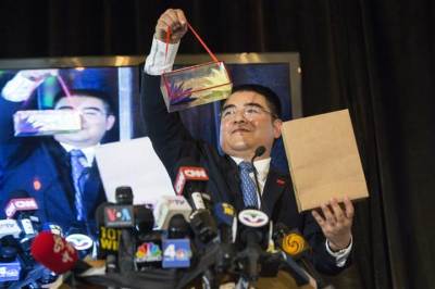 Chinese multi-millionaire Chen Guangbiao performs magic tricks during a lunch he hosted for hundreds of needy New Yorkers at Loeb Boathouse in New York's Central Park June 25, 2014.