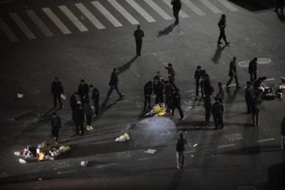 Police investigate after a group of armed men attacked people at Kunming railway station, Yunnan province, March 1, 2014. At least 27 people have been killed in the ''violent attack'' at the train station in Kunming, the Chinese state news agency Xinhua said on Sunday. Another 109 were injured, the report added.