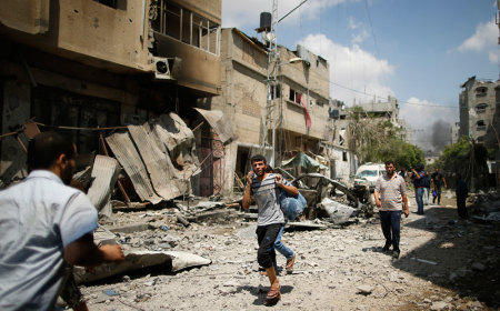 Palestinians flee their houses in the Shejaia neighbourhood which was heavily shelled by Israel during fighting in Gaza City July 20, 2014. At least 50 Palestinians were killed on Sunday by Israeli shelling in the Gaza neighbourhood, where bodies were strewn in the street and thousands fled for shelter to a hospital packed with wounded, witnesses and health officials said. Militants kept up their rocket fire on Israel, with no sign of a diplomatic breakthrough toward a ceasefire in sight.