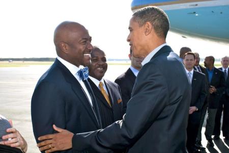 President Barack Obama (r) greets the Rev. Kevin R. Johnson (l).