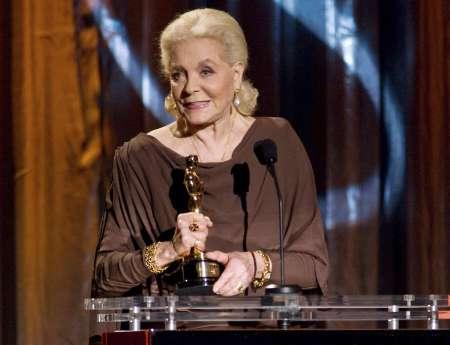 Actress Lauren Bacall accepts her Honorary Oscar during the 2009 Governors Awards at the Academy of Motion Picture Arts & Sciences 2009 Governors Awards in Hollywood, California November 14, 2009. Hollywood veterans turned out in force to see Lauren Bacall, grand dame of film noir, receive an honorary Oscar at the motion picture academy's Governors Awards on Saturday night, away from TV cameras. Photo taken November 14, 2009.