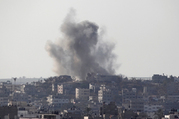 Smoke rises following what witnesses said was an Israeli air strike in Gaza, Aug. 20, 2014. Hamas militants in the Gaza Strip fired rockets at Israel for a second day on Wednesday after fighting resumed with the collapse of truce talks and an Israeli air strike that killed three people in Gaza.