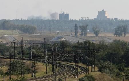 Smoke rises after shelling during fighting between militants and Ukrainian forces in Donetsk August 27, 2014.