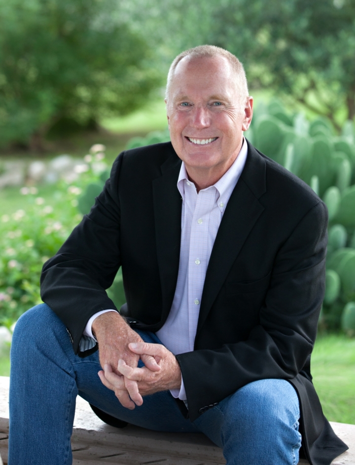 More than 120 million readers have found comfort in the writings of Max Lucado. The pastor ministers at the Oak Hills Church in San Antonio, Texas, where he lives with his wife, Denalyn.