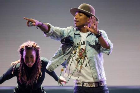 U.S. singer Pharrell Williams (R) performs on the Stravinski Hall stage at the 48th Montreux Jazz Festival in Montreux July 7, 2014.