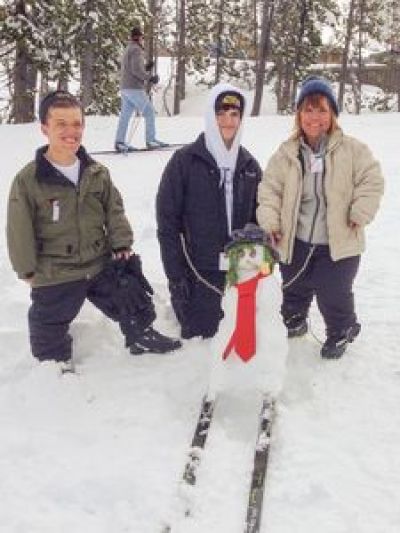 Jacob Roloff (c), brother Zach (l), and mom Amy (r).