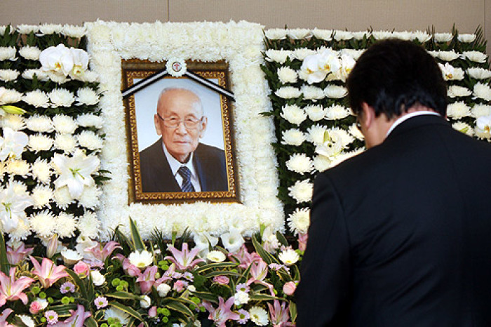 A man pays his respects to Pastor Bang Ji-Il, who died on Oct. 10, 2014, in Seoul, South Korea. He was 103.