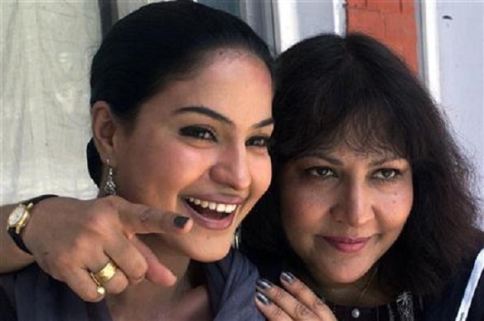 Pakistani actresses Veena Malik (L) and Sheeba Bhatt pose for photographers during a press conference in Chandigarh May 26, 2004.