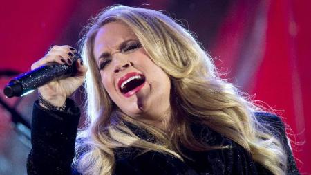 Carrie Underwood performs with U2 during a surprise concert in support of World AIDS Day in Times Square in New York, December 1, 2014.