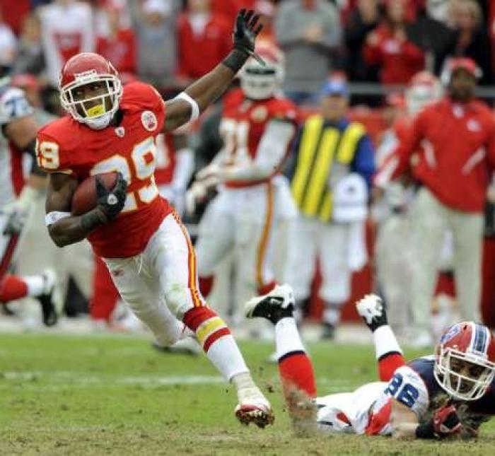 Kansas City Chiefs safety Eric Berry intercepts a pass.