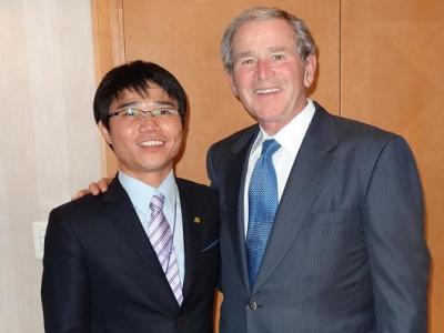 North Korean Human Rights Activist Ji Seong-ho posing for a picture with former U.S. President George W. Bush.