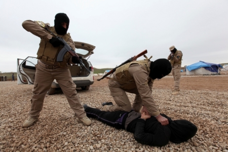 Members of the Iraqi security forces take part in training, as they prepare to fight against militants of the Islamic State, at a training camp on the outskirts of Mosul, January 10, 2015.