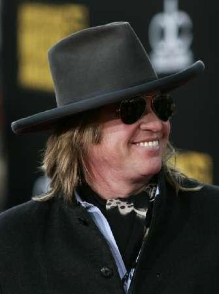 Actor Val Kilmer arrives at the 2009 American Music Awards in Los Angeles, California November 22, 2009. REUTERS/Danny Moloshok